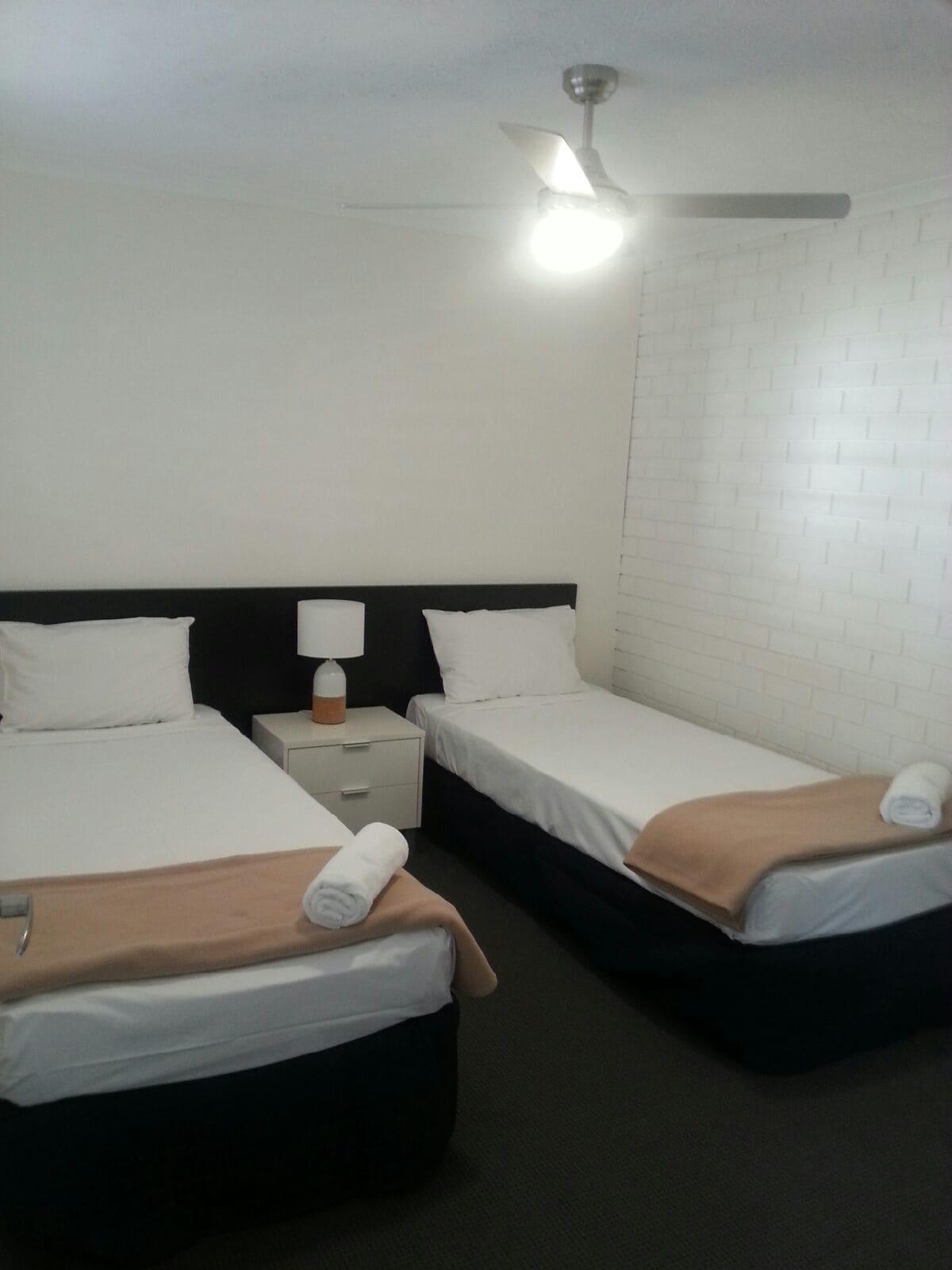 Broadbeach Travel Inn Apartments Gold Coast Buitenkant foto