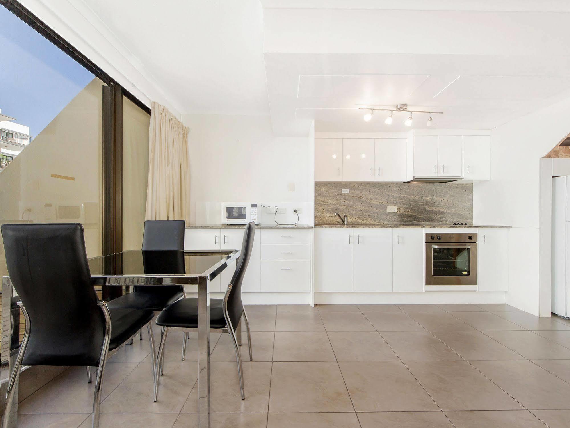 Broadbeach Travel Inn Apartments Gold Coast Buitenkant foto
